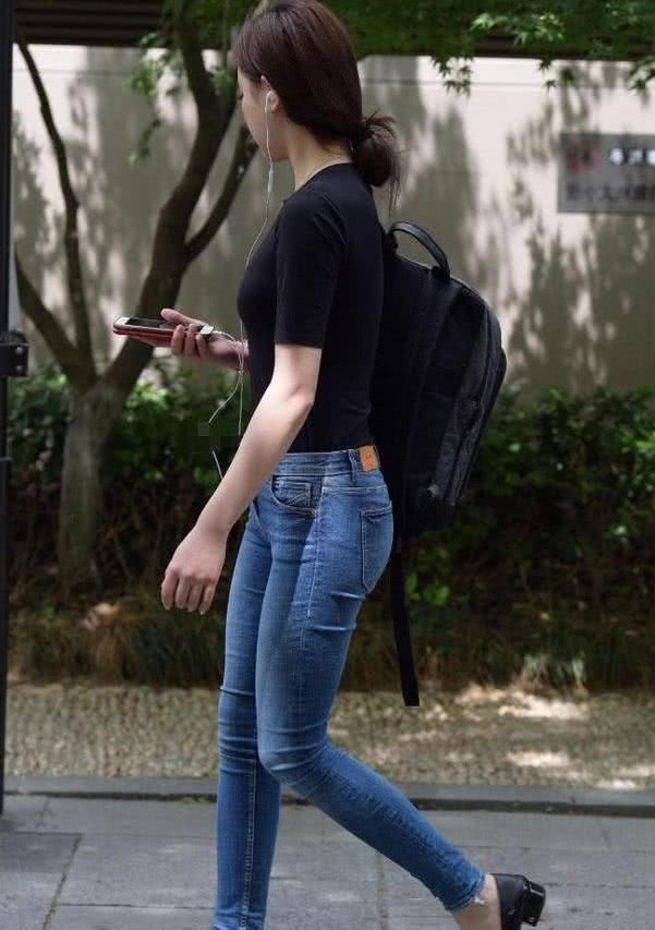 牛仔裤能优化你的腿型，更加凸显小姐姐的韵味身材，让美更简单