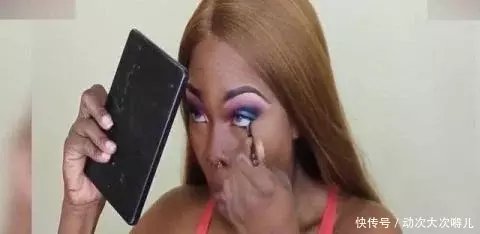 非洲黑人妹子化妆就跟开挂一样,妆前像猩猩妆后秒杀国内众多网红