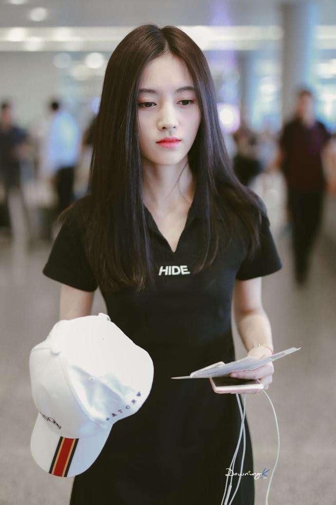 鞠婧祎这颜值厉害了，朴素的连身裙都能穿出高级感，关键还显腿长