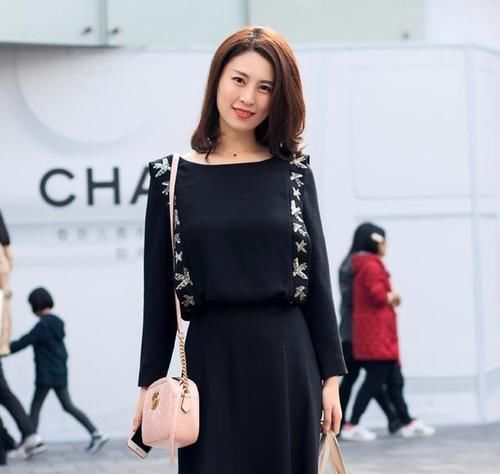  #优雅#街拍：小姐姐清爽的白色连衣裙很显优雅气质，尽显曼妙的好身姿