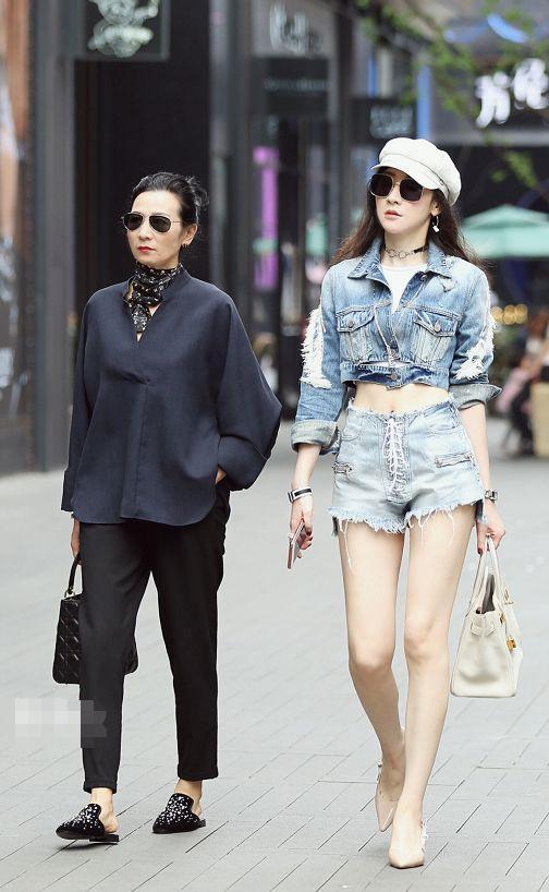 路人街拍：清新美丽的小姐姐，短装下的修长美腿最耀眼