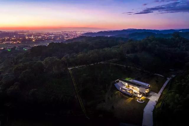 他买下30000小山头,造了一栋隐居的房子,远离城市,幽静清心