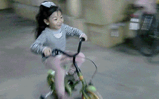  搞笑段子■搞笑动图GIF：小妹妹可以啊，以后有发展高手在民间啊