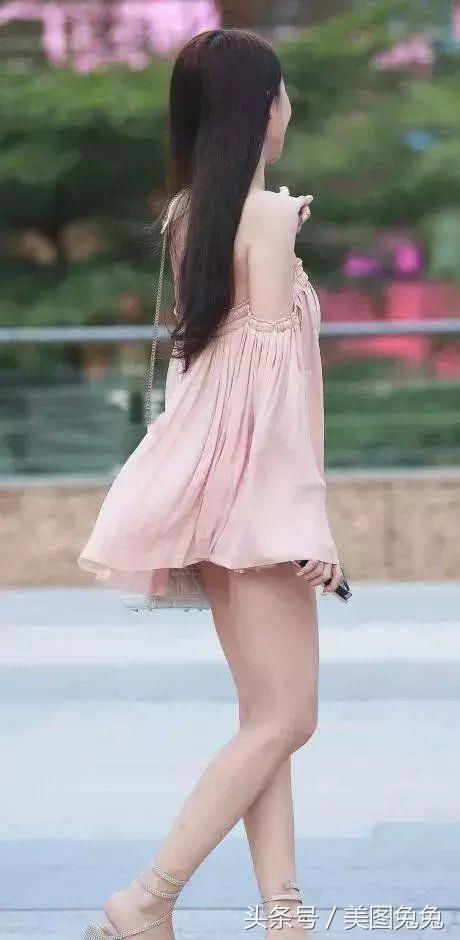 街拍，美女粉红色连衣裙，一头长发，真的漂亮！