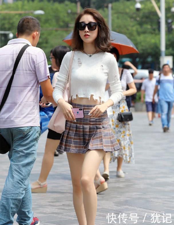 『长袖』小姐姐一个短款的长袖搭配一件百褶裙,穿出一种清纯俏皮的少女感