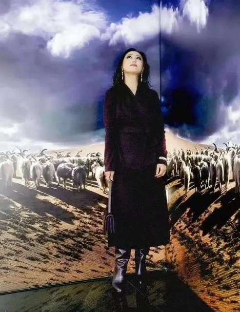  「脚上搭配一」章小蕙才是真正“阔太”，穿黑色镂空连衣裙配渔网鞋，气质好出众