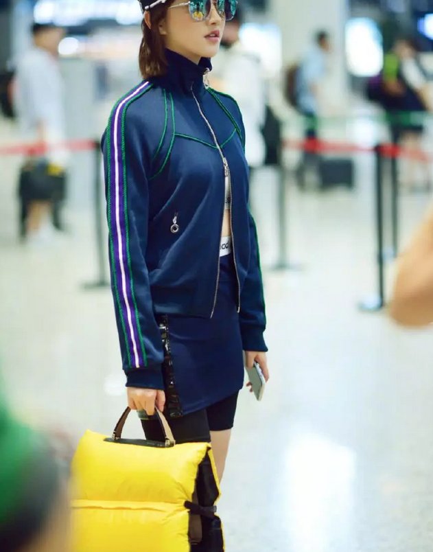 景甜出门，全身上下足足挂了6个奢侈牌子，网友:张继科买的吧?