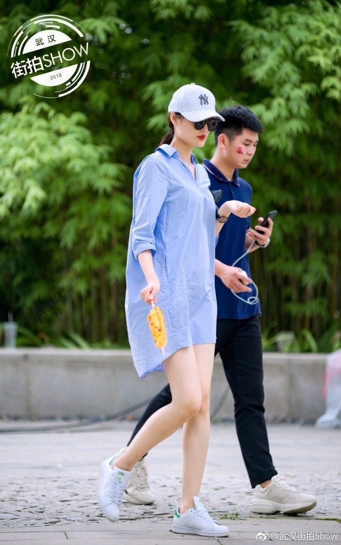 街拍:优雅复古的波点裙，无法抗拒的诱惑