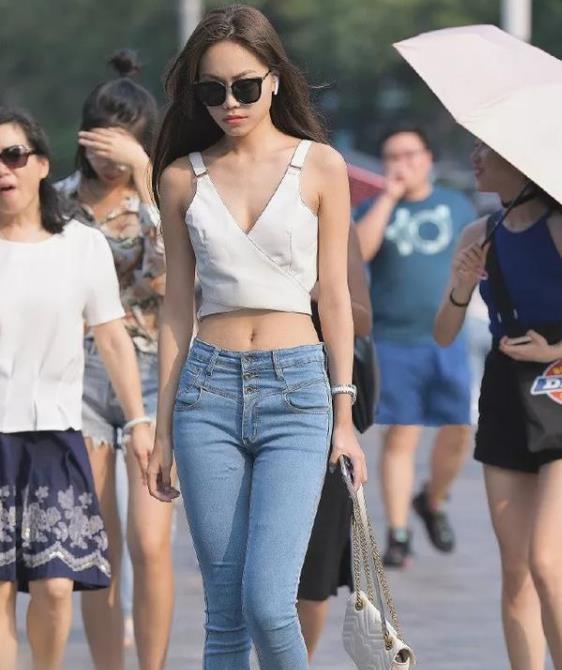  #女人#街拍：风风韵韵的美女，一件豹纹连衣裙外搭红色外套，女人味十足