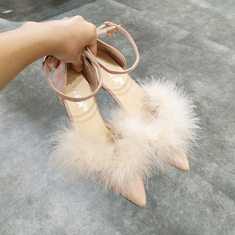 要想有女人味一点，首先得有一双性感的细跟尖头高跟鞋