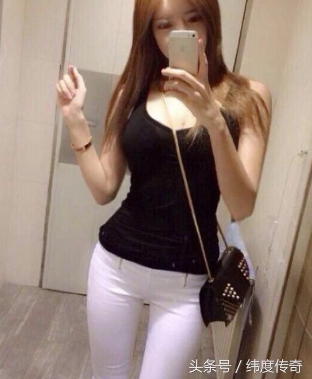 时装搭配,修身牛仔裤彰显出年轻人的活力气息,完美修饰腿部