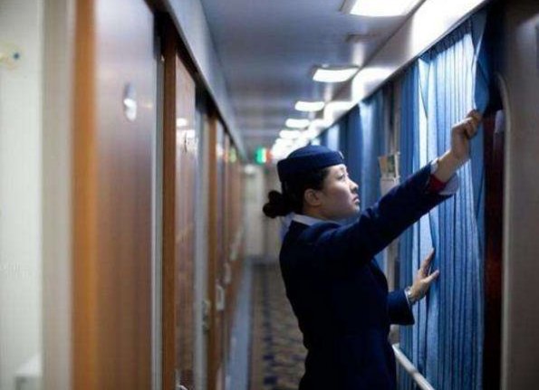 火车半夜经过一些地方，为什么强制拉上窗帘呢？长知识了