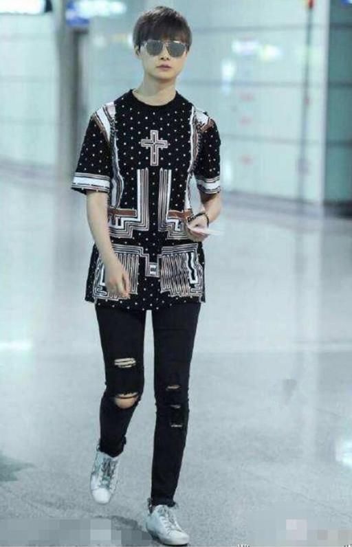 李宇春现在是什么风格都敢穿了，一身粉色运动装都不敢认了！