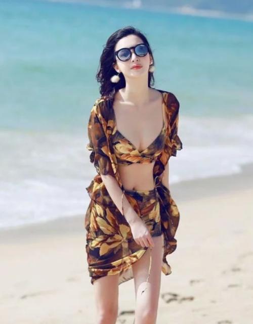 妍姿艳质的紧身打底裤小姐姐，大秀娇嫩肌肤，展露迷人小蛮腰！