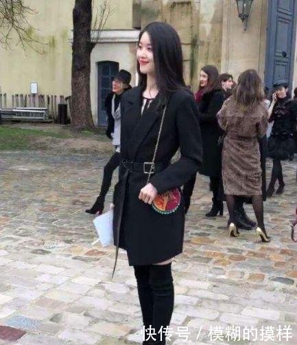 Baby与章泽天同时穿西装: 一个变成服务员, 另一个高贵优雅