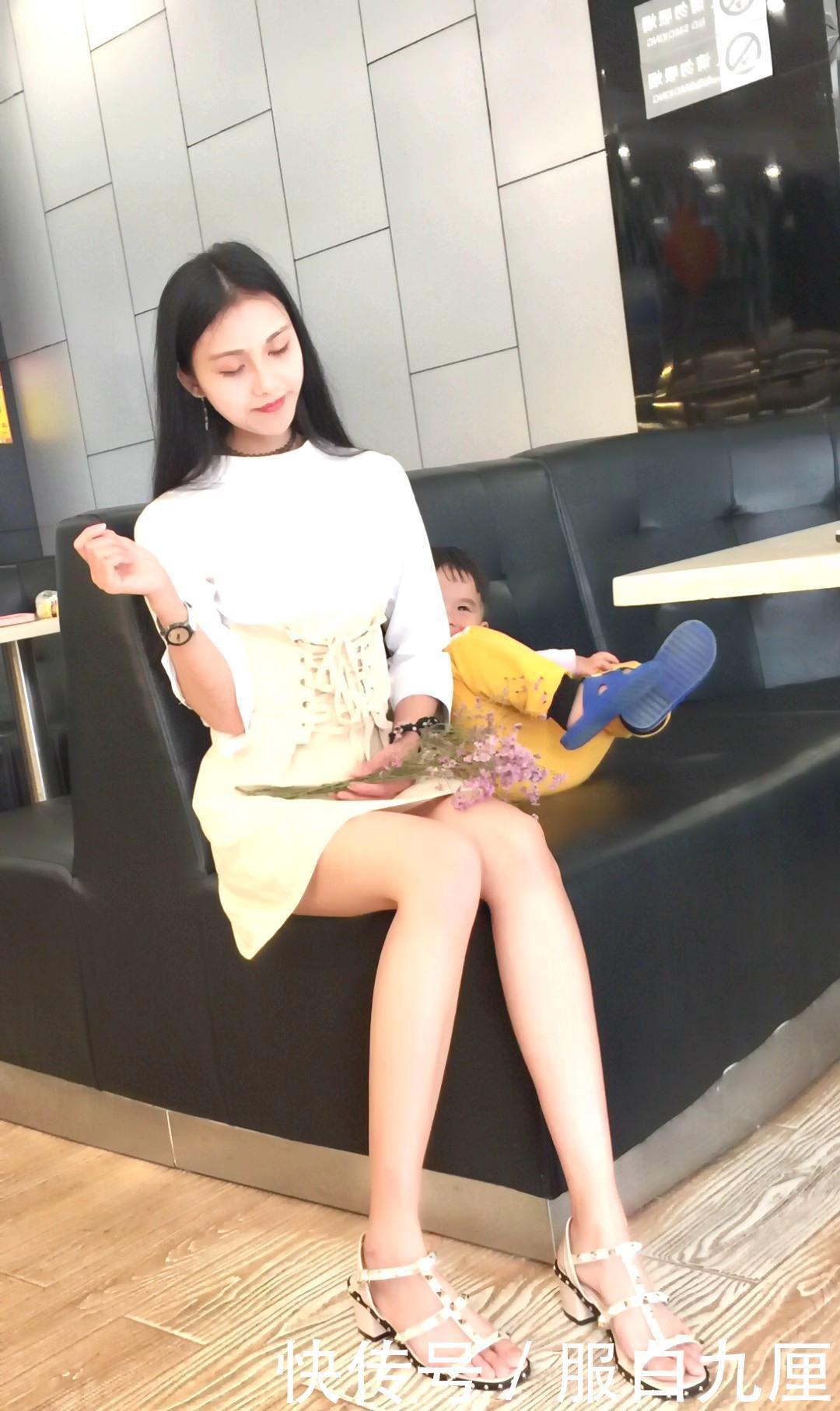 『优雅』美女白色针织衫搭配高塑腰短裙,经典款式更显时尚,穿出优雅气质