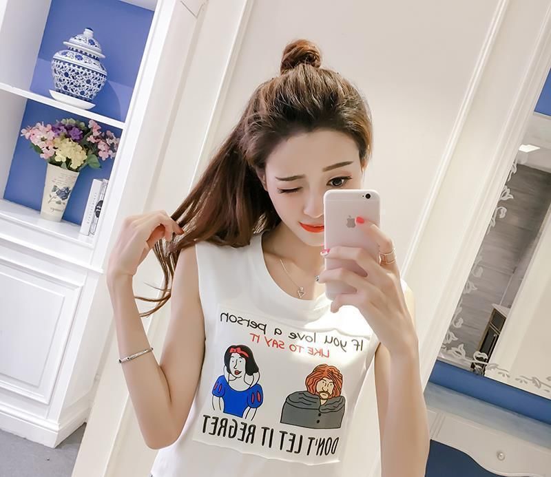 拥有完美的身材，就要靠修身的吊带，把身材凸显出来