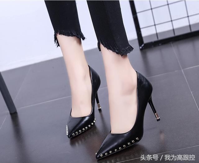 18颗圆形铆钉分布于尖头两侧的性感高跟鞋