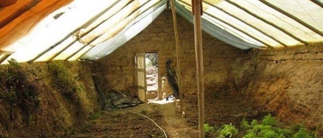  #大棚#实在没想到还有下沉式菜园，院子下挖1米深盖大棚，蔬菜瓜