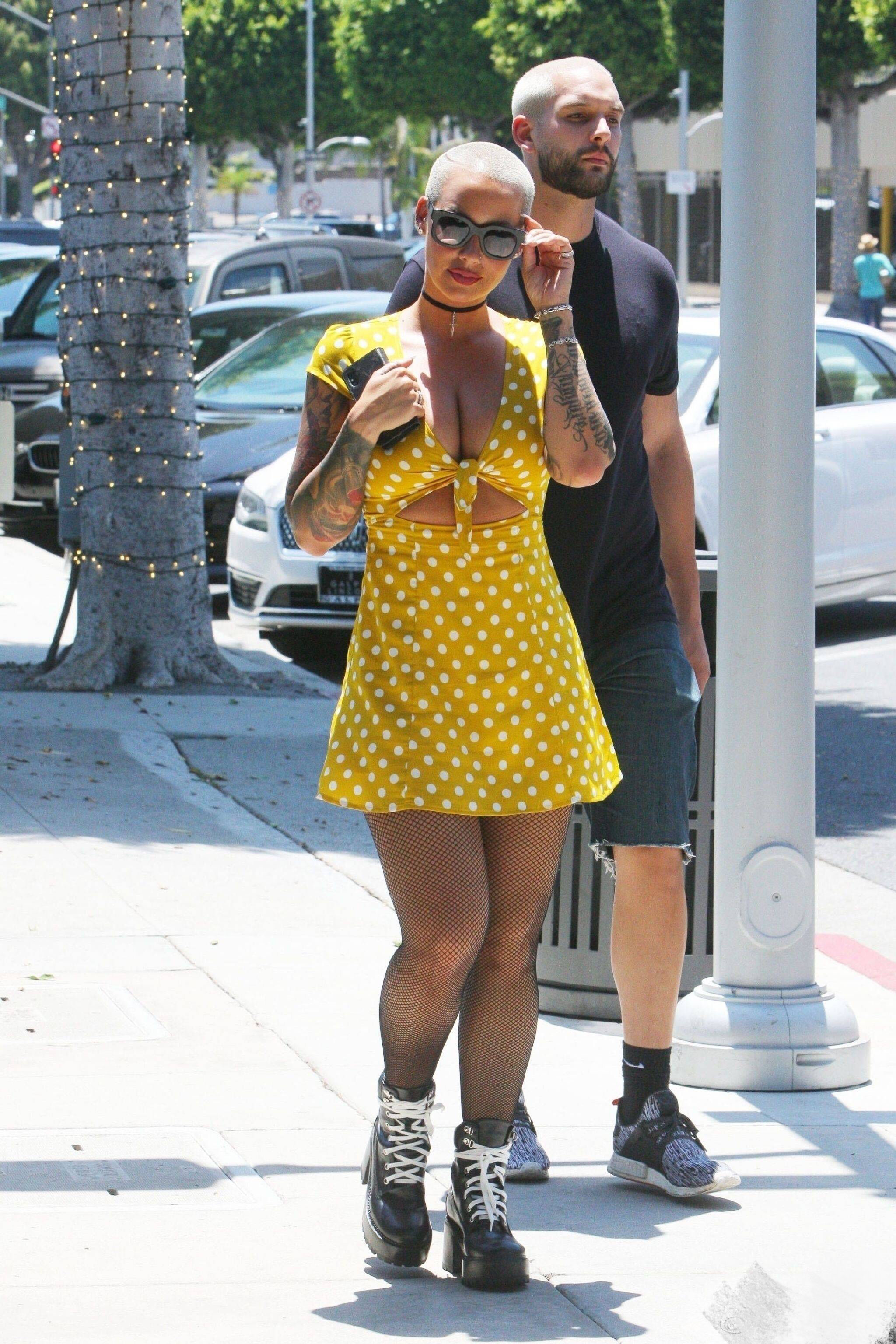 光头名模艾波罗斯性感出行，黄色小短裙搭配渔网袜，骚气十足