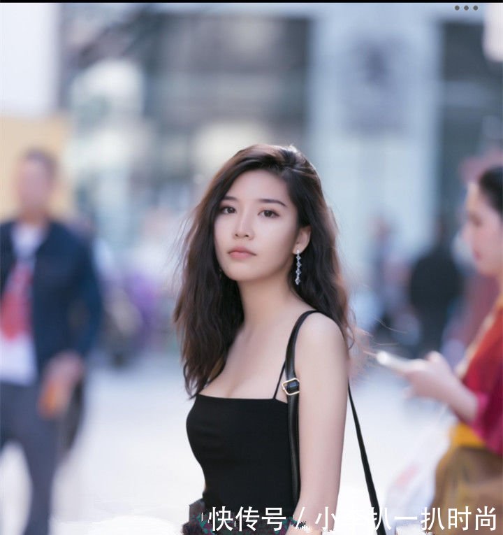 街拍性感成熟范的小姐姐，穿着清凉的装扮养眼又显瘦！