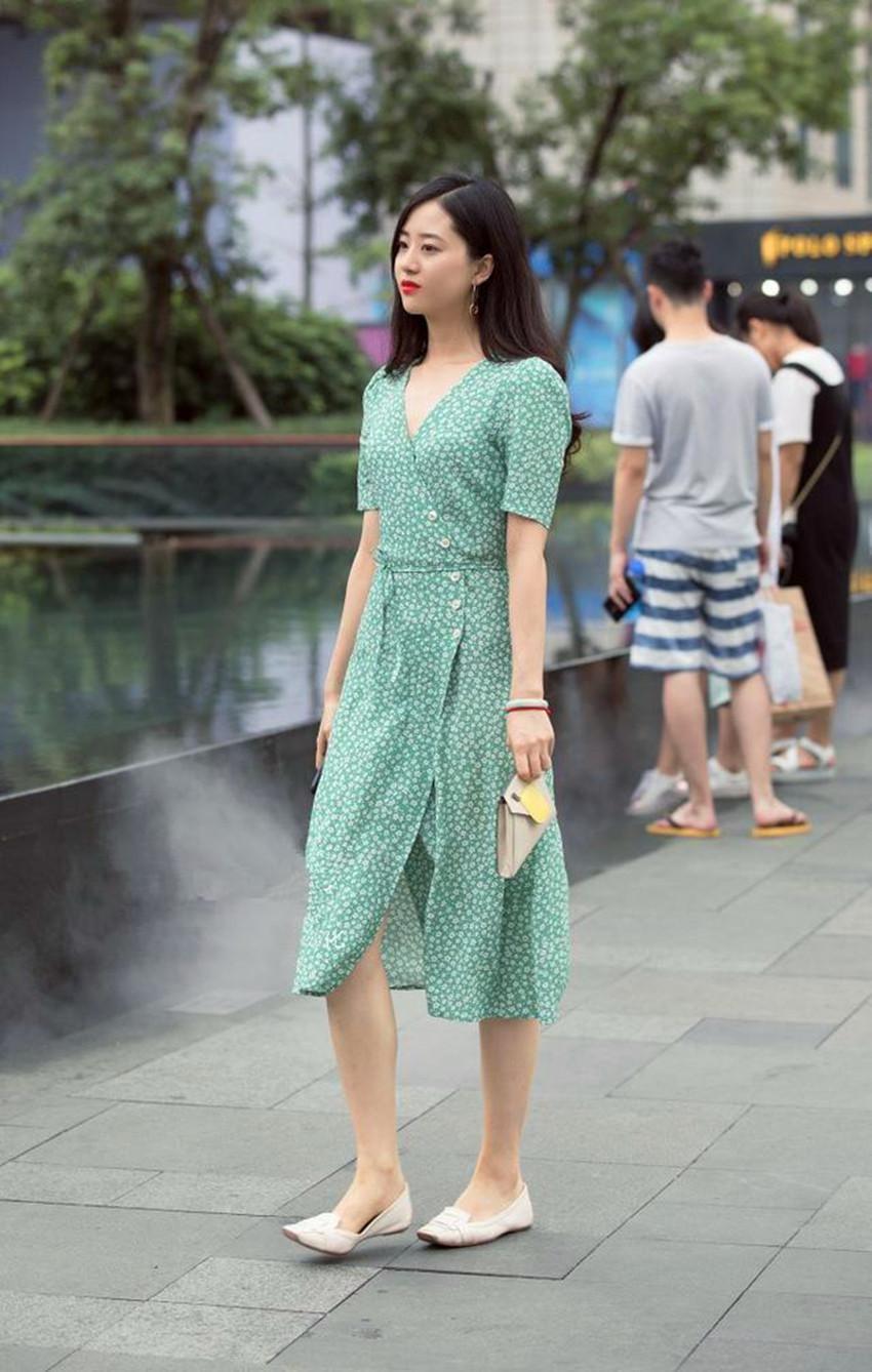 街拍：小姐姐穿着清凉性感，娇俏迷人！