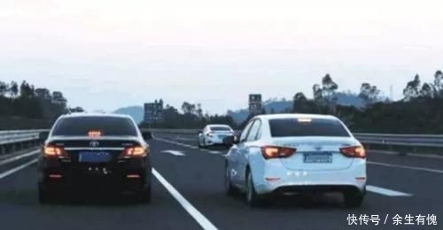  车灯@交通指示牌一个问号啥意思？老司机也看不懂，这到底是什么