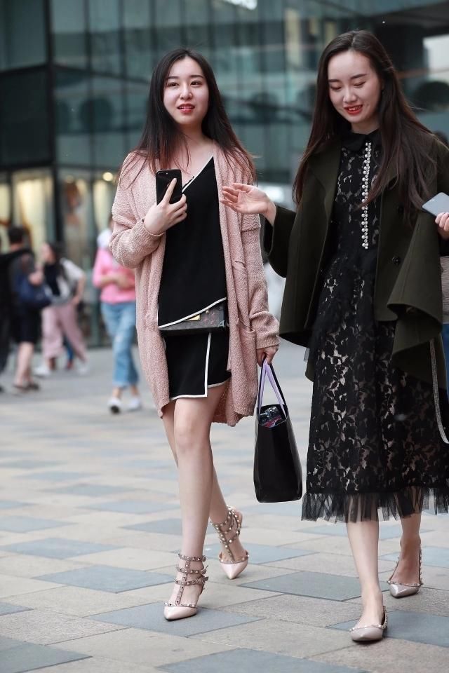 街拍：身材略丰满，肤白性感的长发美女！