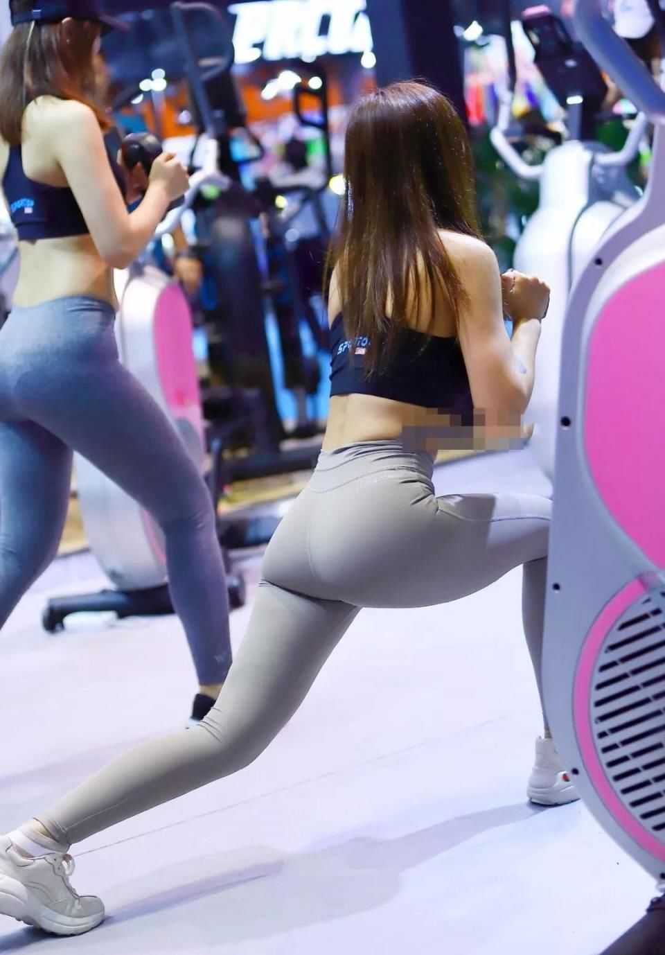 街拍:紧身裤小姐姐双腿修长，曲线凹凸有致