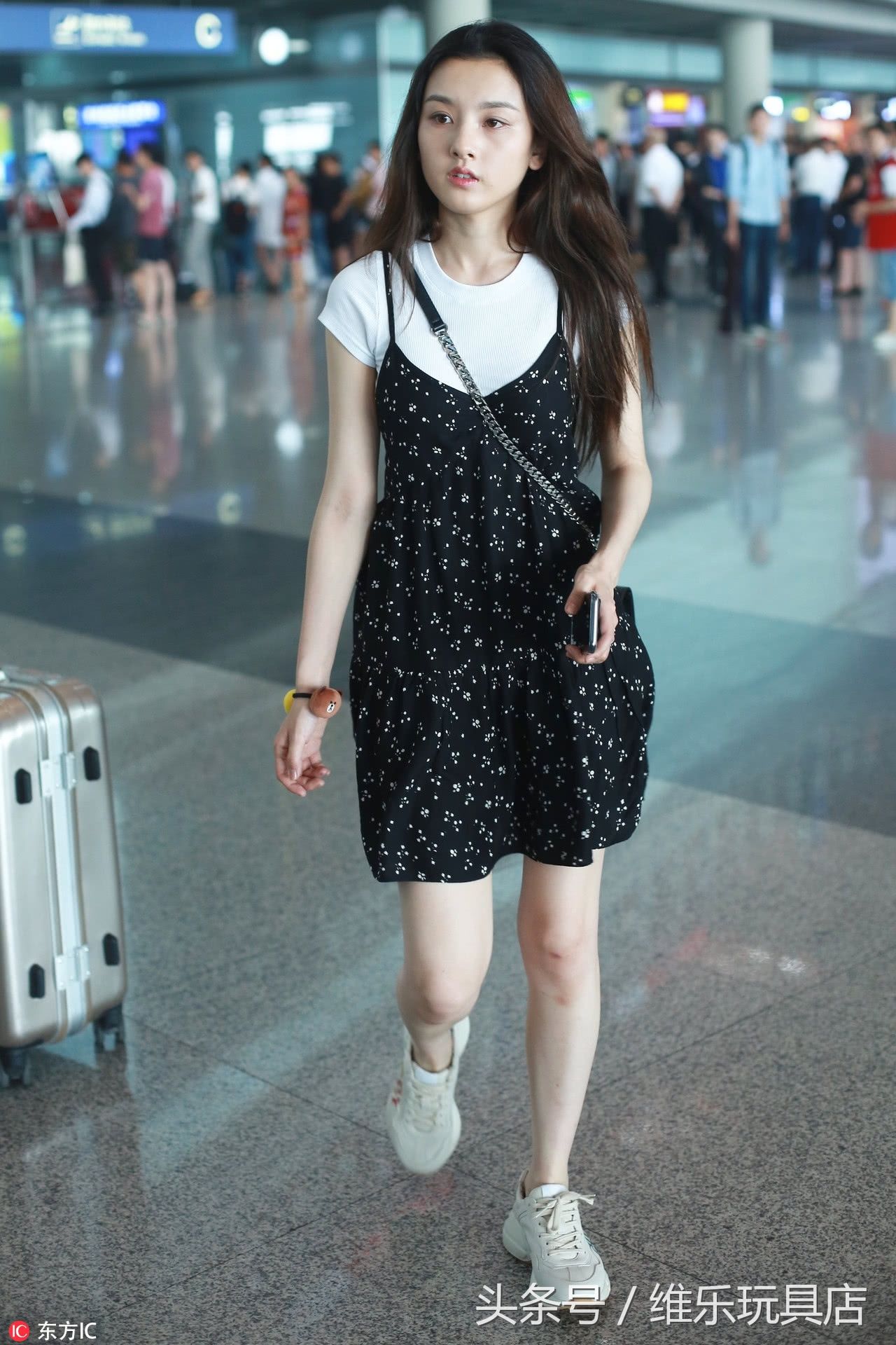 宋祖儿高考成绩公布后素颜现身，打扮低调似邻家姑娘