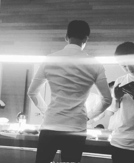 白衬衫男神陈伟霆 简单白衬衫搭出百变风格