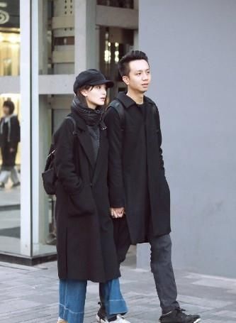  『小姐姐选择』街拍：白色衬衫搭配黑色短款的皮裙，小姐姐看起来充满职业气质