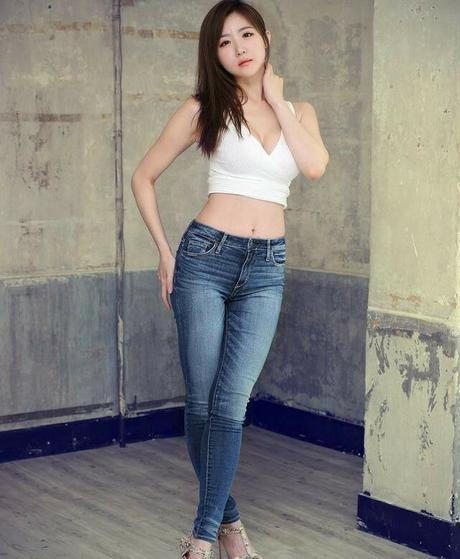 街拍：美女穿着简简单单，这一身清爽的搭配十分抢镜！