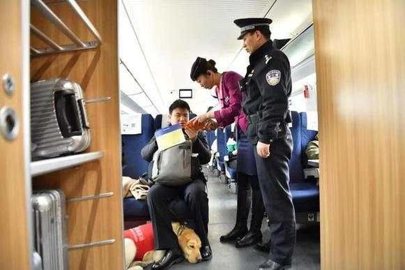 盲人夫妇携导盲犬乘高铁 列车长乘警关爱服务赢点赞