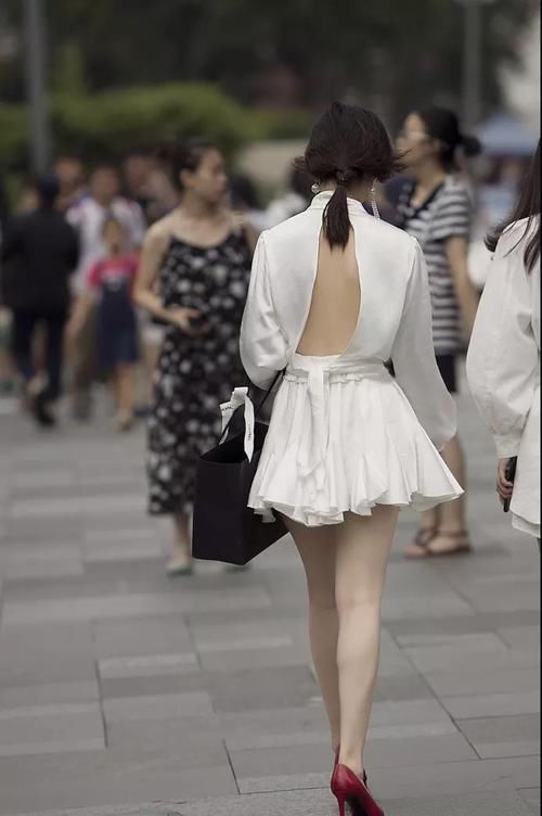  显瘦|街拍：斯斯文文的眼镜妹，穿搭时尚显白又显瘦