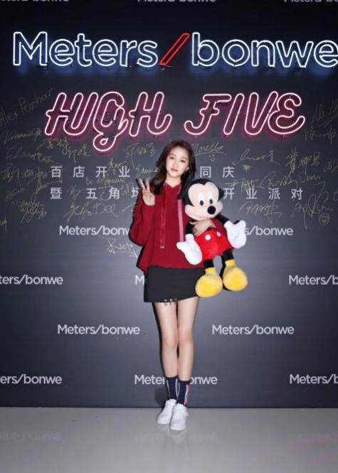 关晓彤和热巴同穿蓬蓬裙，网友：公主与村花的差距瞬间一目了然