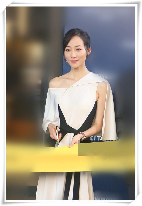 欧阳娜娜厉害！18岁穿露肩裙比35岁韩雪还女人，网友：真的长大了