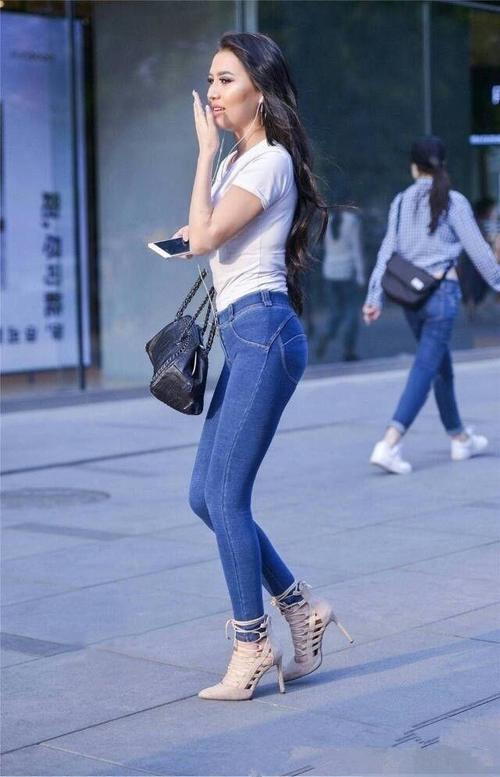 街拍 美女最尴尬的是丰满的上身使得短袖露出肚脐，真是一言难尽