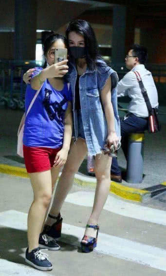 邹市明妻子冉莹颖这穿衣真让人看不懂，紧身裤穿成这样？