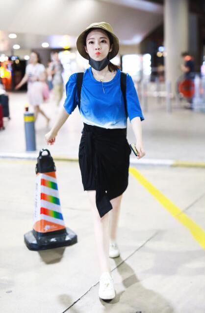 冯提莫围裹裙绑那么紧，看到双腿我只能沉默，网友:坐下就尴尬了