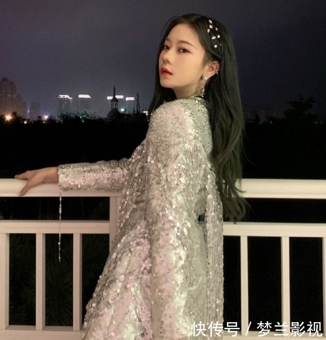  『随便』她虽在火箭少女存在感最低，却是队里衣品最好的，随便一穿都时髦