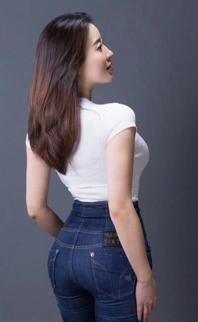 街拍:图3小姐姐上衣留了三个洞,堵上任何一个,画面就很奇怪!