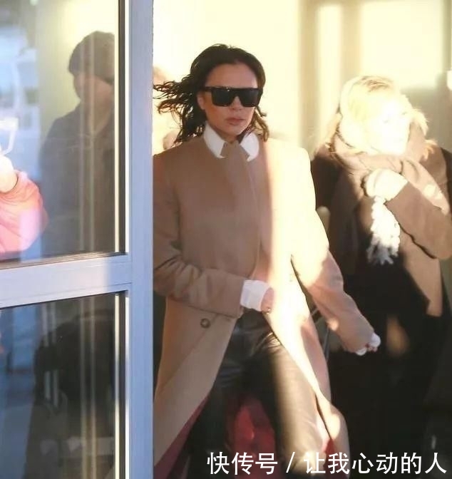 「拖地」贝嫂不再穿拖地长裤,用驼色呢大衣搭配毛衣,简单又大牌!