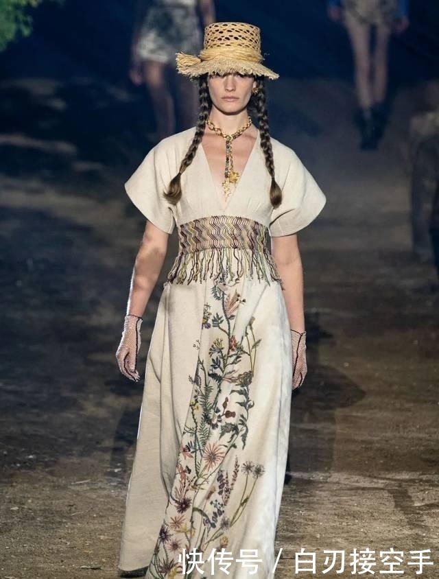 『花朵』2020开春 流行穿“开满花”的裙子,谁穿谁美!