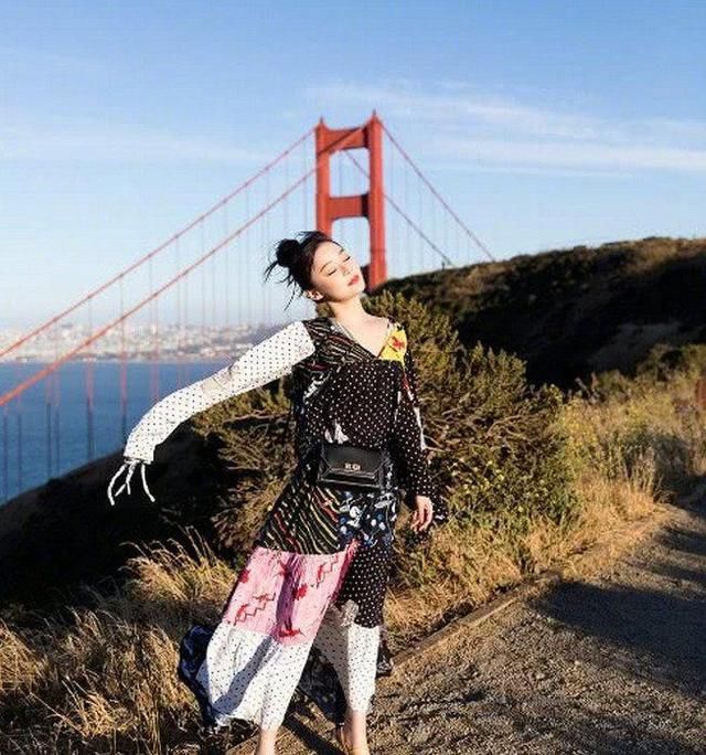 姗姗你这衣服是几块布料拼在一起的?看着好奇葩