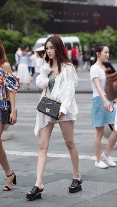 街拍:图三美女最冷艳，最后一位让我有想冲上去要电话号的冲动