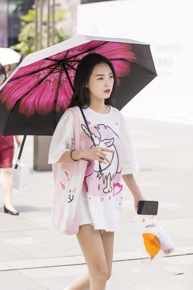 小勐拉街拍:“绝世街拍美女”，想必就是她这样的吧!