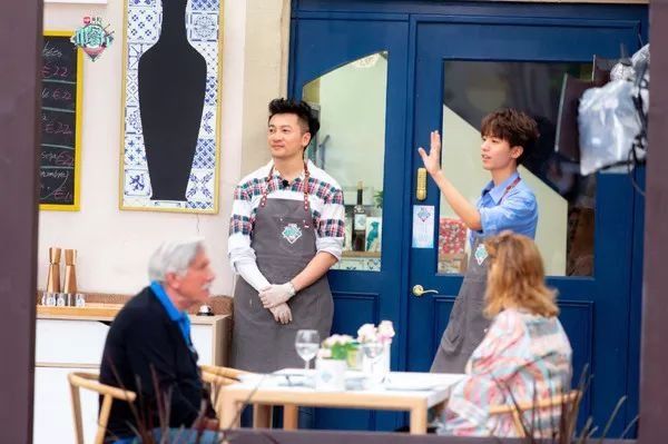 吸睛| 《中餐厅2》不止有美食，少女心配饰的神奇法则了解一下!