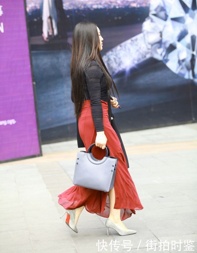 街拍：身材好气质佳的美女一条红色长裙真是增添了不少魅力