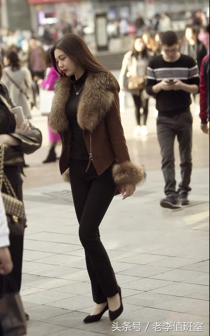 街拍:美丽漂亮的姐姐走来性感迷人令人喜爱